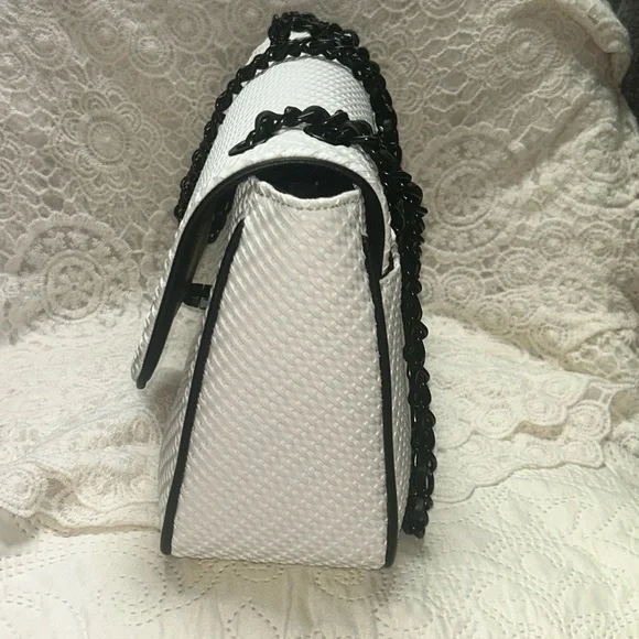 ⚜️HOST PICK⚜️Stylish Karl Lagerfeld Paris Bag - Picture 5 of 17